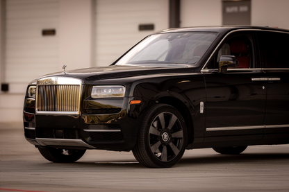 Rolls-Royce Cullinan (Black with Red)