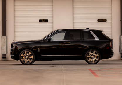 Rolls-Royce Cullinan (Black with Red)