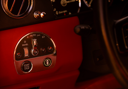 Rolls-Royce Cullinan (Black with Red)