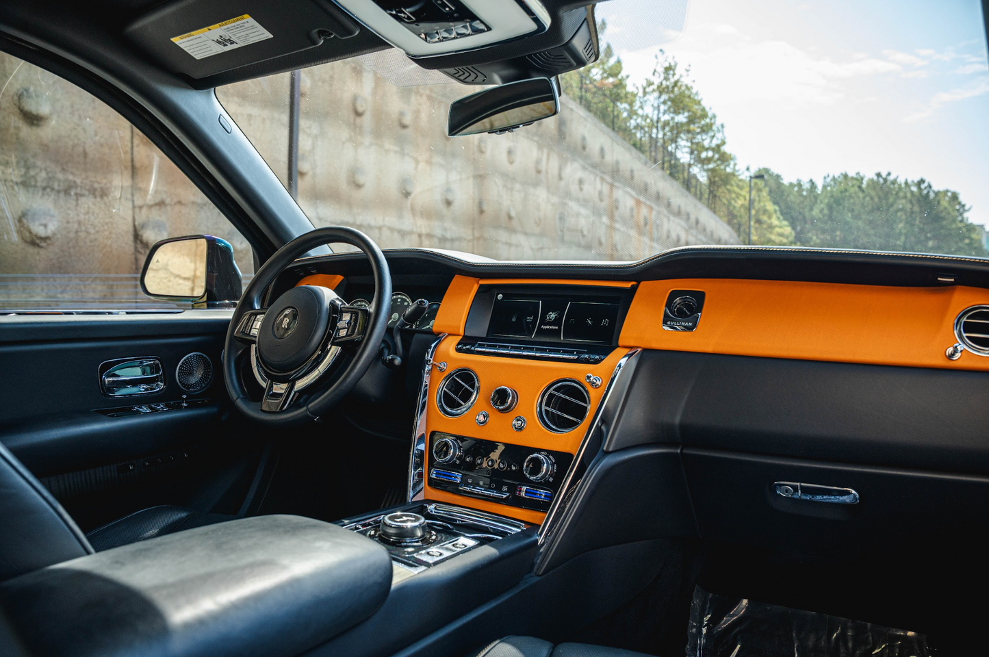 Rolls-Royce Cullinan (Black)