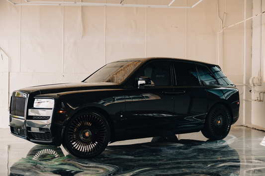 Rolls-Royce Cullinan (Black with Orange)