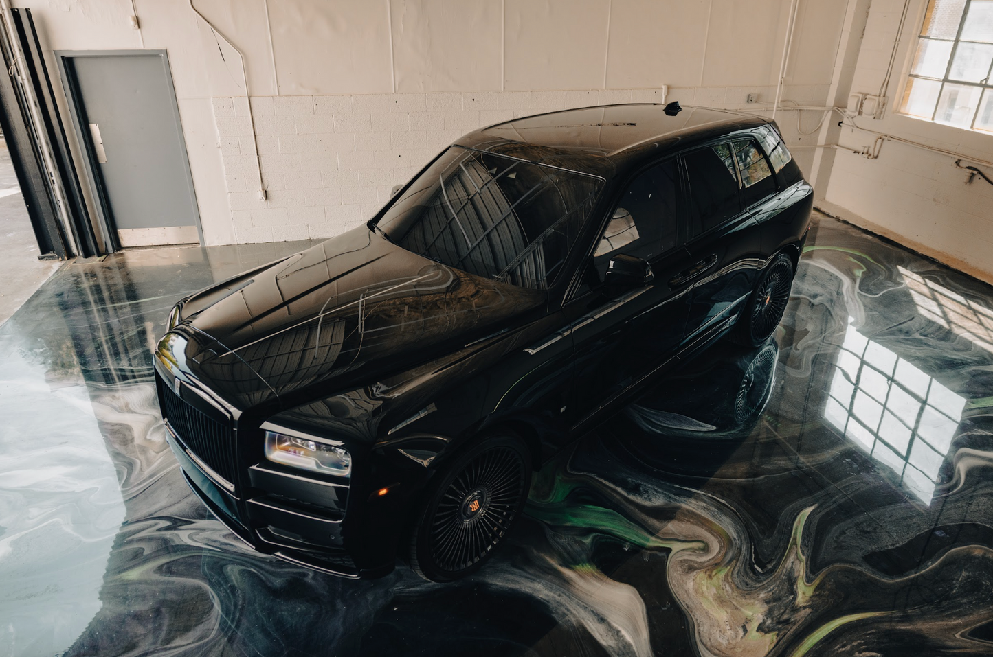 Rolls-Royce Cullinan (Black with Orange)