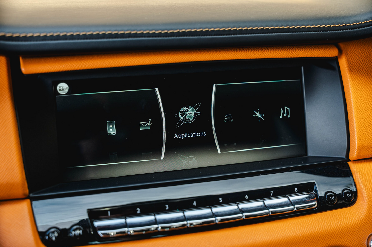 Rolls-Royce Cullinan (Black)