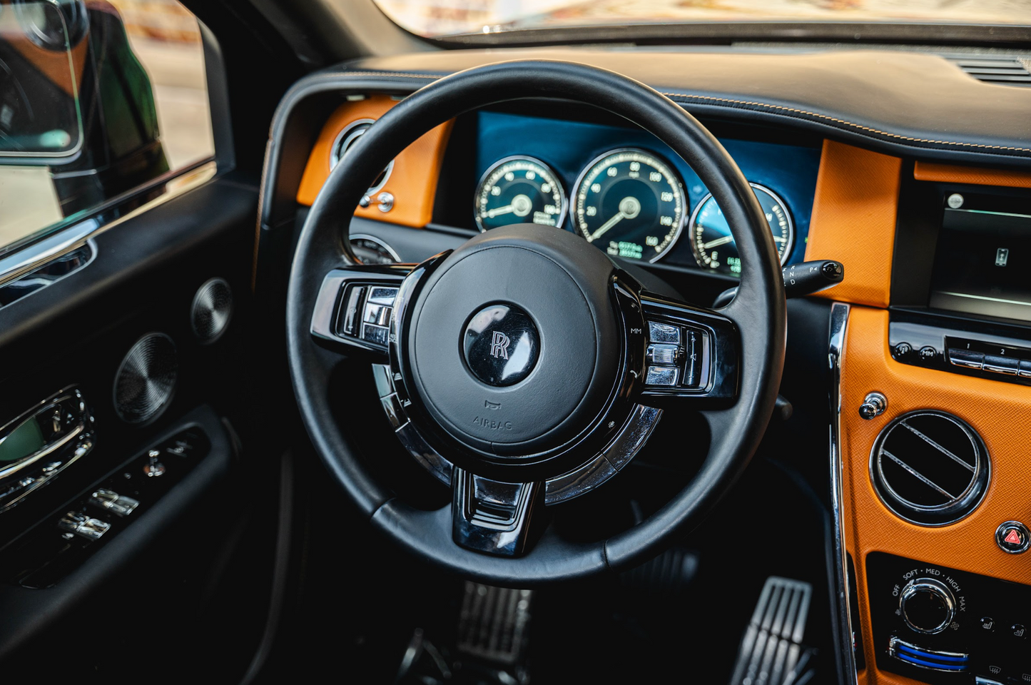 Rolls-Royce Cullinan (Black)